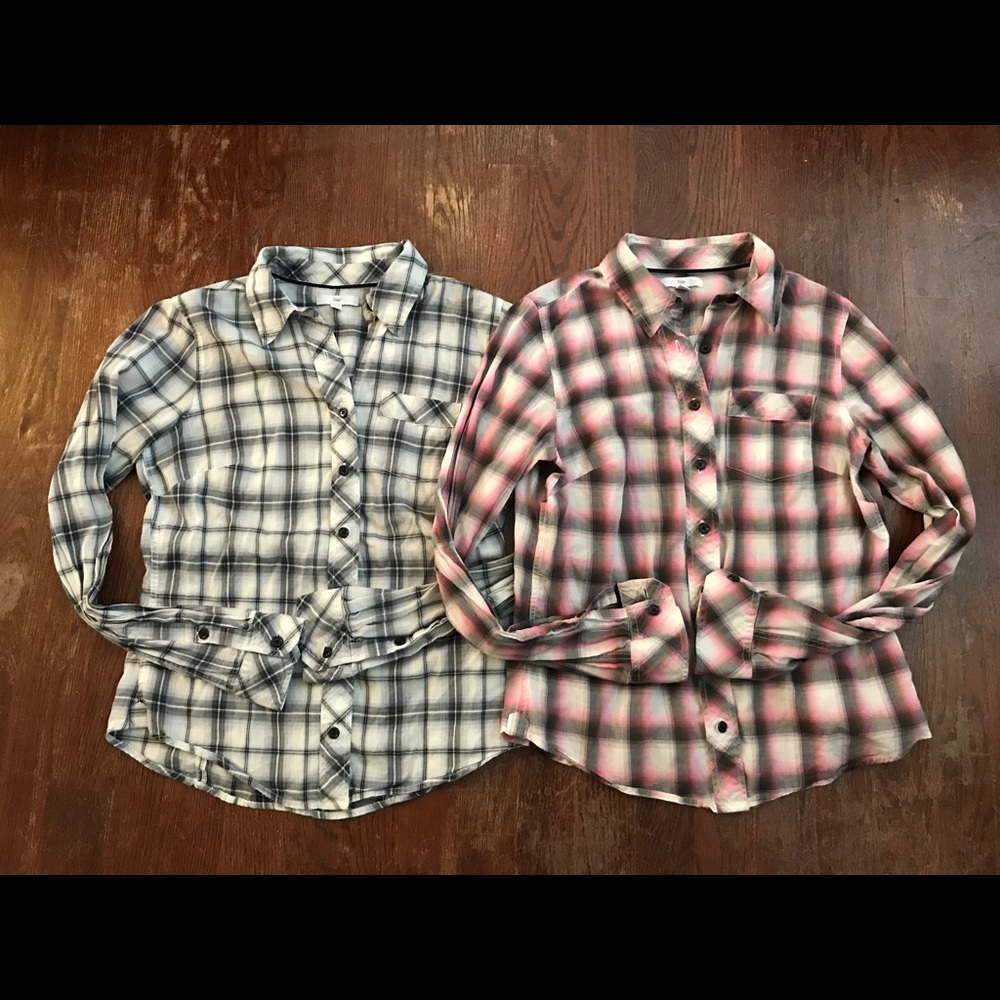 Gap plaid button downs size small. Bundle of 2